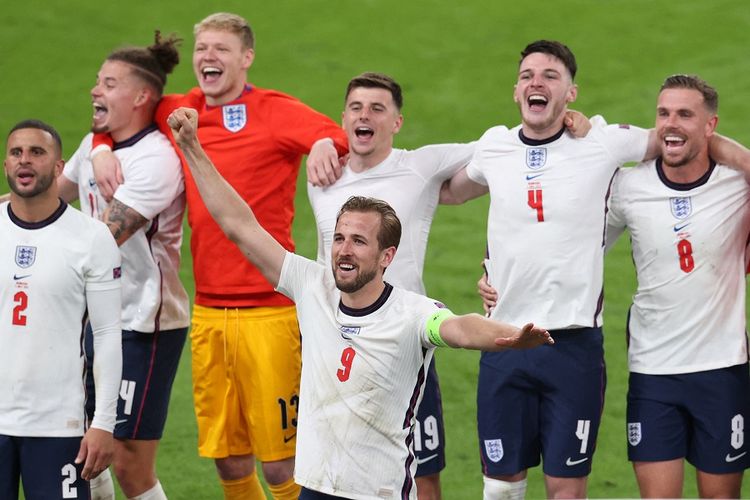 Striker Inggris Harry Kane (tengah) berselebrasi dengan penonton setelah memenangi laga sepak semifinal Euro 2020 antara Inggris vs Denmark di Stadion Wembley di London pada 7 Juli 2021.