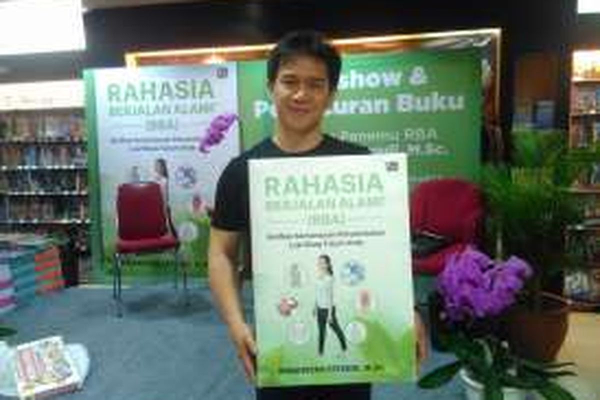 Irmansyah Effendi, M.Sc. dalam acara peluncuran buku Rahasia Berjalan Alami (RBA) di Toko Buku Gramedia, Kelapa Gading, Jakarta Utara, Kamis (24/11/2016) malam.