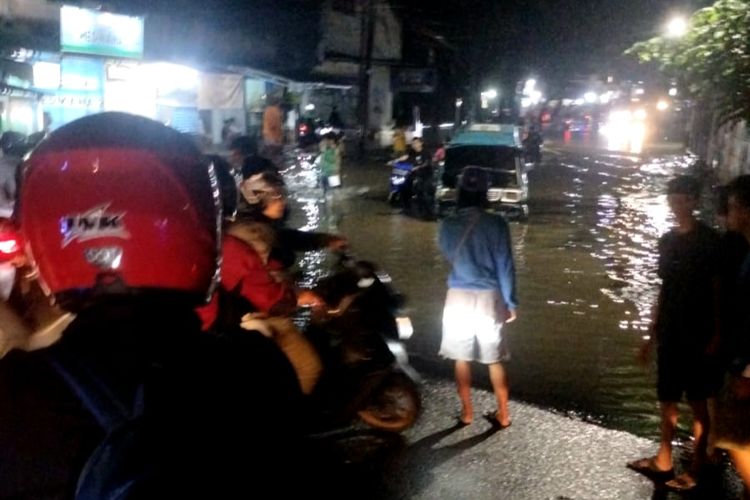 Air setingga lutut orang dewasa menggenangi Jalan Raya Ciracas, Ciracas, Jakarta Timur, pada Jumat (4/11/2022) malam. 
