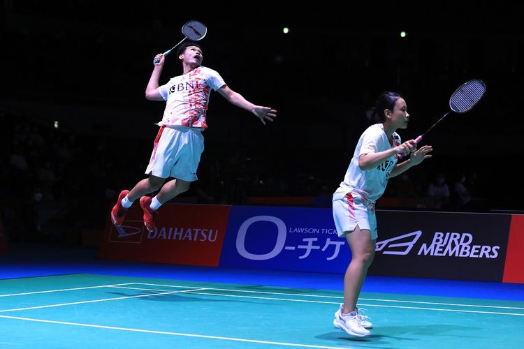 Ganda campuran Indonesia Rinov Rivaldy/Pitha Haningtyas Mentari saat berjuang pada 16 besar Japan Open 2022 kontra wakil China, Wang Yi Lyu/Huang Dong Ping, di Lapangan 2 Maruzen Intec Arena Osaka, Jepang, Kamis (1/9/2022) siang WIB. Terkini, Rinov/Pitha tengah berjuang dalam ajang Swiss Open 2023.