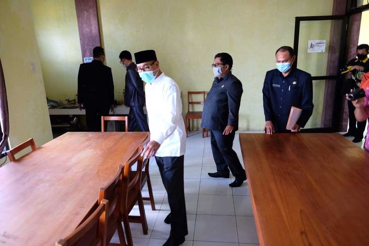 Bupati Temanggung M. Al Khadziq (kemeja putih) saat meninjau tempat isolasi mandiri pasien Covid-19 di BLK Kabupaten Temanggung, Rabu (30/9/2020).