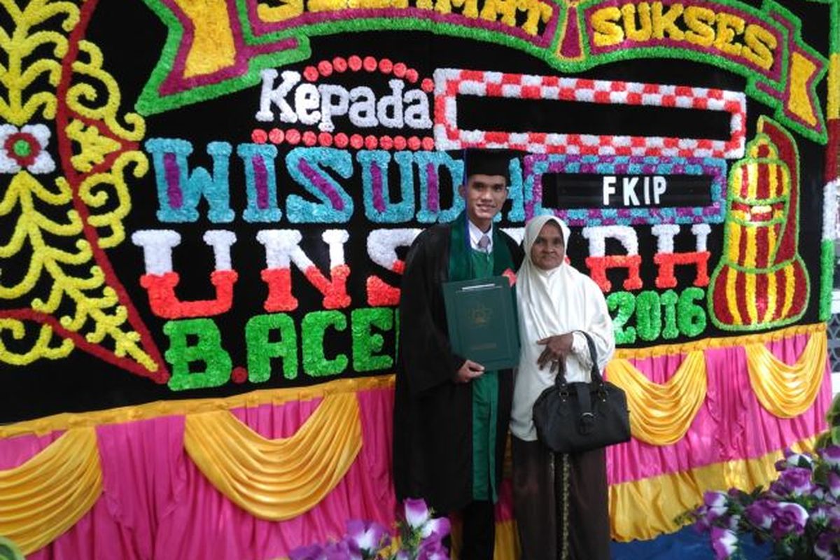 Aula bersama ibu di acara wisuda S1 di Universitas Syiah Kuala