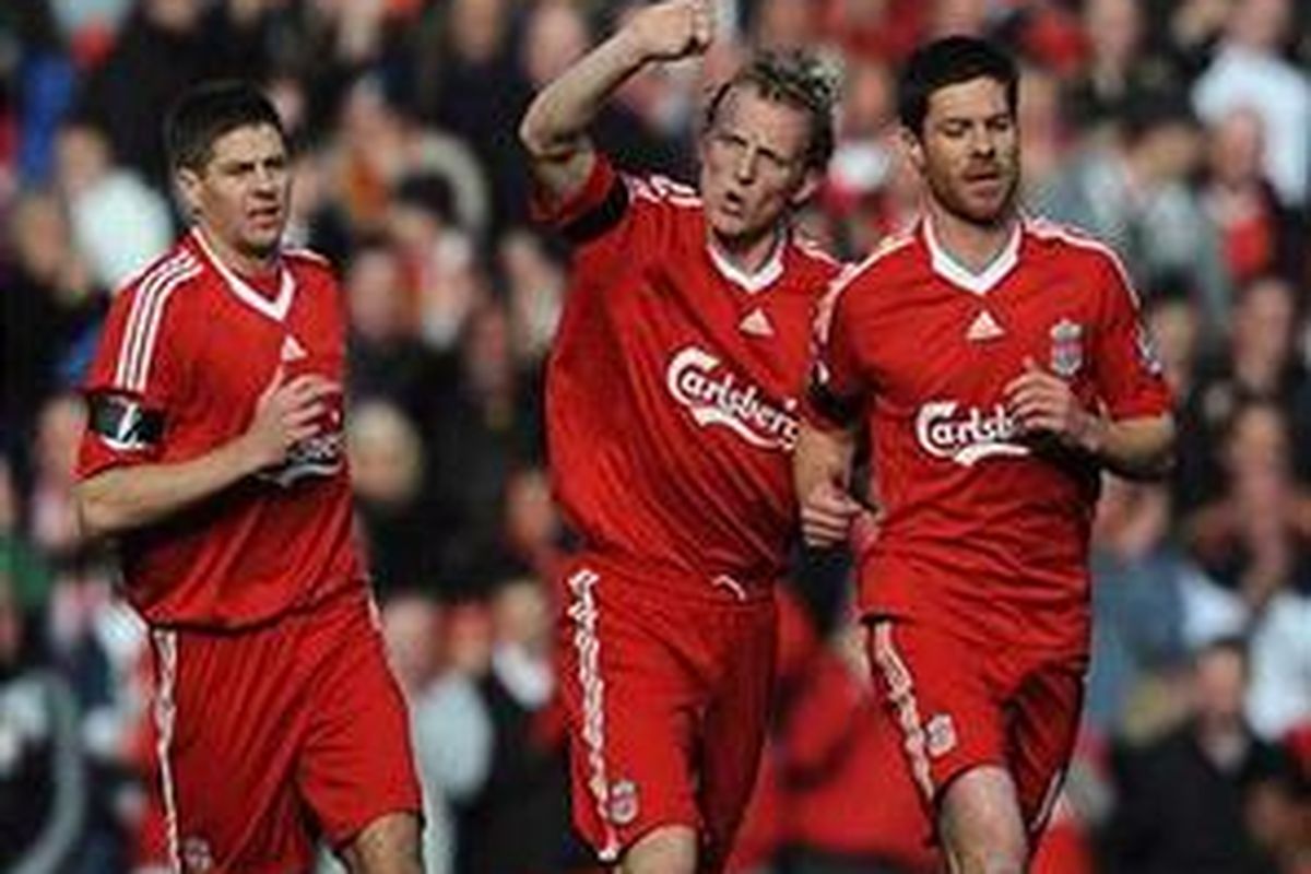 Pemain Liverpool, Dirk Kuyt (tengah) merayakan gol pembuka ke gawang Aston Villa dalam duel Liga Inggris, Minggu (22/3).