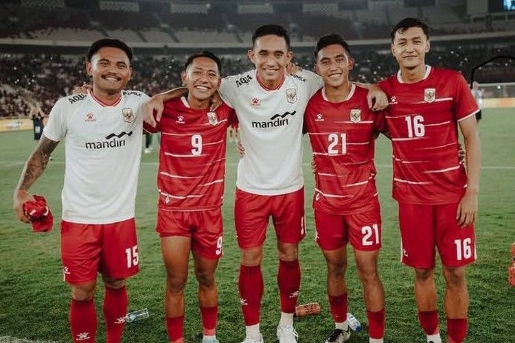 Tangkapan layar Insta Story kapten Timnas Indonesia, Rizky Ridho, merangkul Beckham Putra dan Saddil Ramdani bersama Dony Tri dan Rayhan Hannan.