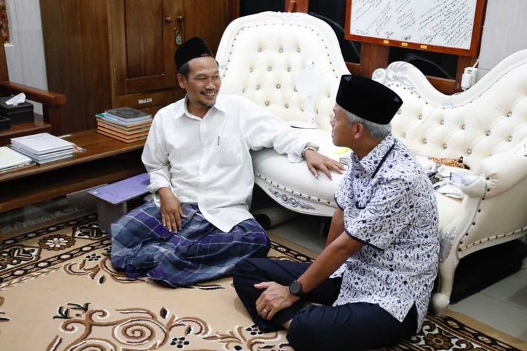 Gubernur Jawa Tengah Ganjar Pranowo mengunjungi KH Ahmad Bahauddin Nur Salim atau yang lebih dikenal dengan nama Gus Baha, Rabu (3/5/2023).