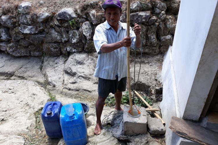 Warga Dusun Batur Turu, Desa Mertelu, Kecamatan Gedangsari, Gunungkidul, Mengambil Air Bersih Menggunakan Toples