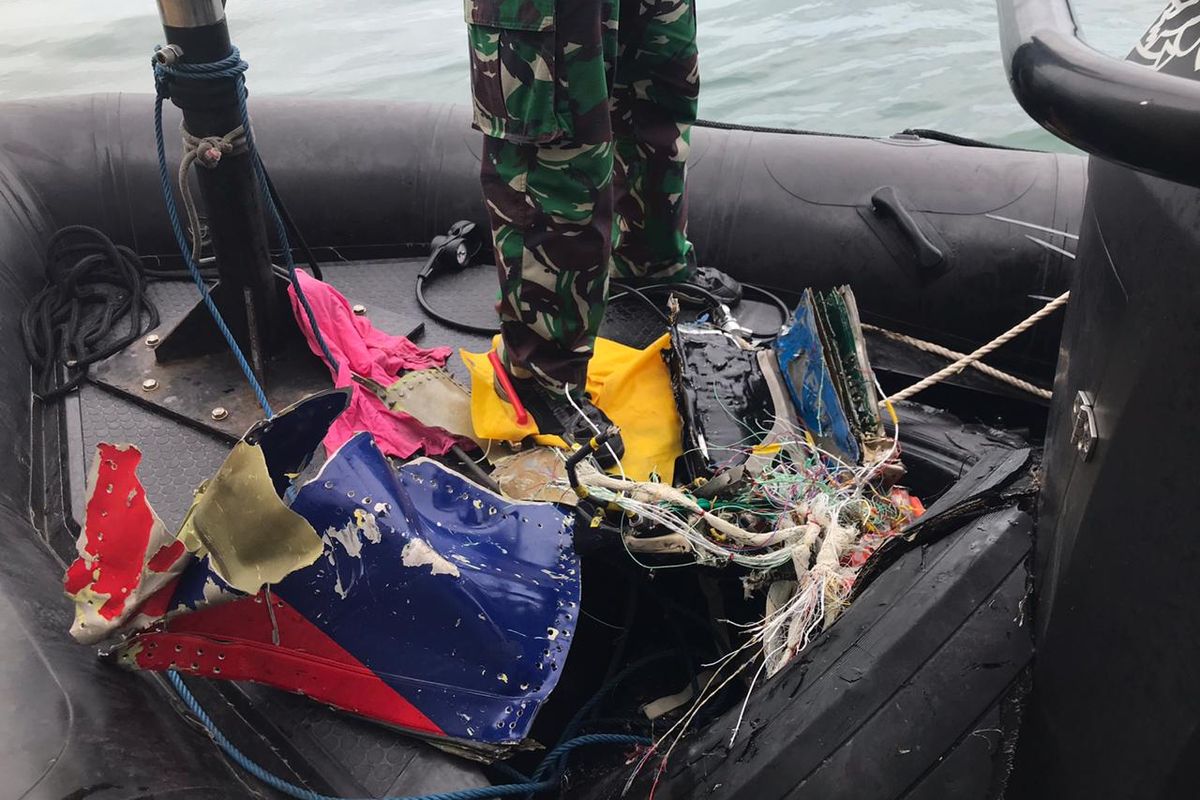 Tim Kopaska TNI AL menemukan bagian pesawat Sriwijaya Air SJ 182 setelah melakukan penyelaman di sekitar Pulau Lancang dan Pulau Laki, Kepulauan Seribu, Jakarta pada Minggu (10/1/2021) pagi.