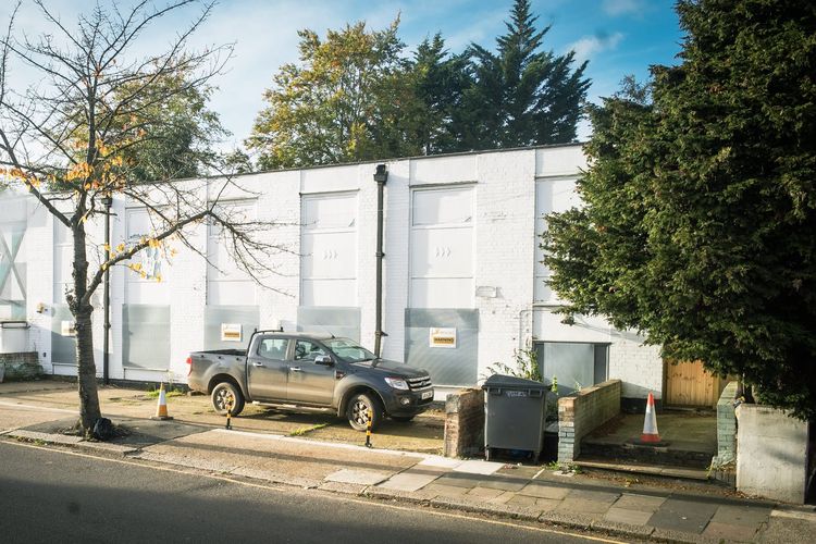 Lokasi masjid Indonesia di London, Inggris, yang didirikan melalui Wakaf Gotong Royong oleh Nahdliyyin Inggris Raya. Luas bangunan masjid ini 368,5 m2, dengan harga bangunan Rp 30 miliar.