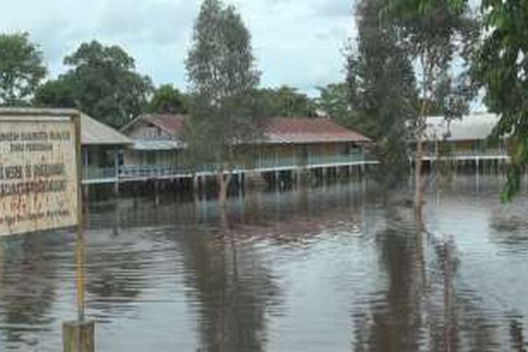 SD Negeri 6 Muara Kuang di Desa Naga Sari Ogan Ilir terendam banjir sedalam 1 meter