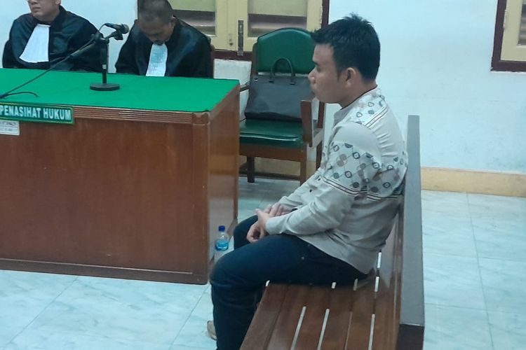 Komisioner Bawaslu Medan, Azlansyah saat mendengarkan vonis hakim di Pengadilan Negeri Medan, Jum'at (31/5/2024) 