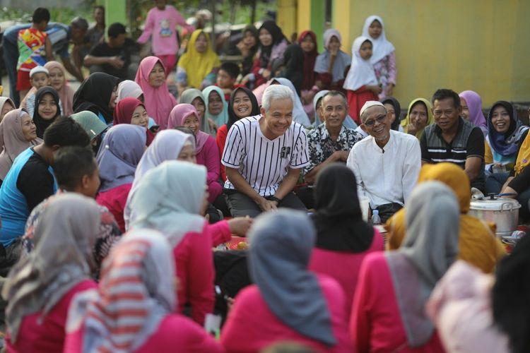 Gubernur Jateng Ganjar Pranowo makan bersama warga Desa Tanjunganom, Kecamatan Gabus, Kabupaten Pati, Jateng, Minggu (6/8/2023).