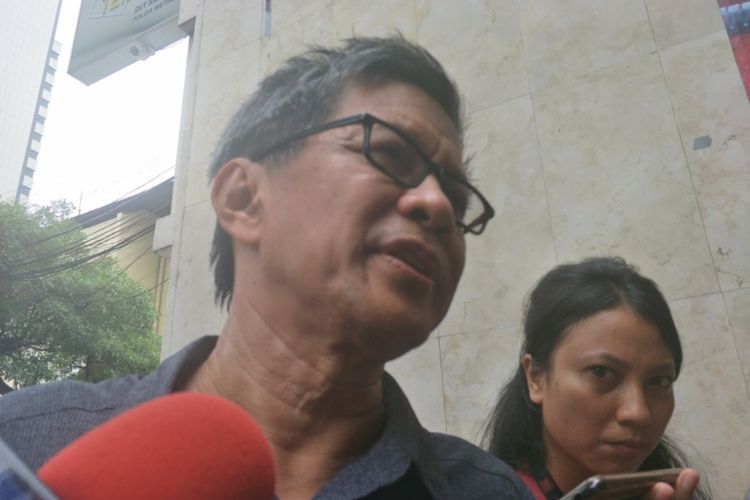 Pengamat Politik Rocky Gerung memenuhi panggilan Penyidik Polda Metro Jaya terkait kasus penyebaran berita hoaks Ratna Sarumpaet, Selasa (4/12/2018).