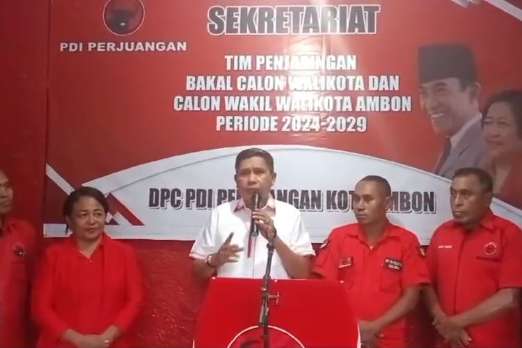 Pj Wali Kota Ambon Bidewin Wattimena mendaftar sebagai bakal calon Wali Kota Ambon di DPC PDI-P Kota Ambon, Selasa (30/4/2024)