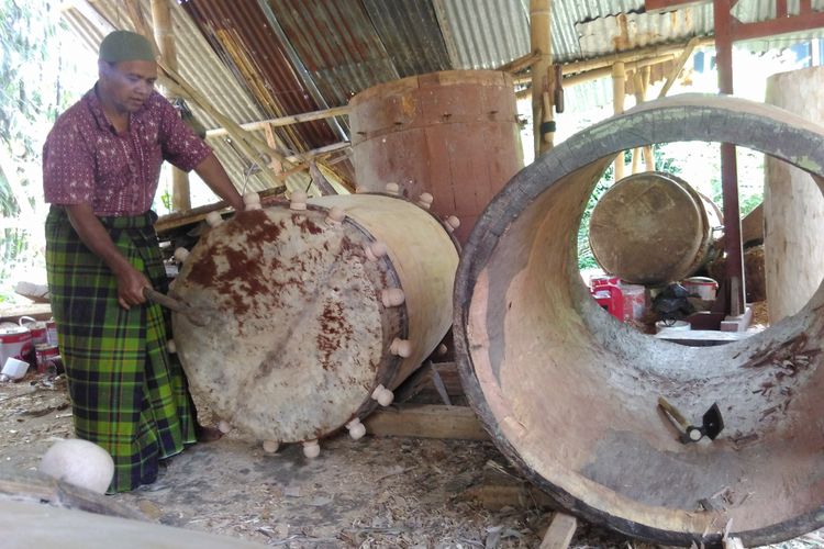 M Khuzaemadi memperlihatkan beduk karyanya di workshop Dusun Bleder, Desa Ngasinan, Kecamatan Grabag, Kabupaten Magelang, Selasa (30/5/2017).