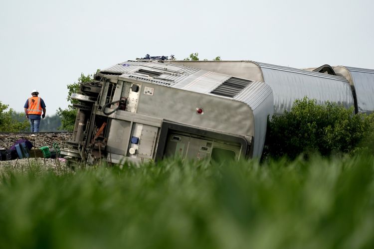 Seorang pekerja memeriksa TKP kecelakaan kereta api Amtrak yang anjlok setelah menabrak truk sampah pada Senin (27/6/2022) di dekat Mendon, negara bagian Missouri, Amerika Serikat.