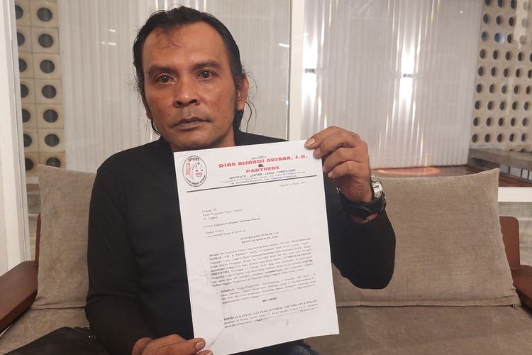 Pengacara Jumirah, Dian Risandi Nisbar menunjukan dokumen pendaftaran gugatan ke PN Ungaran
