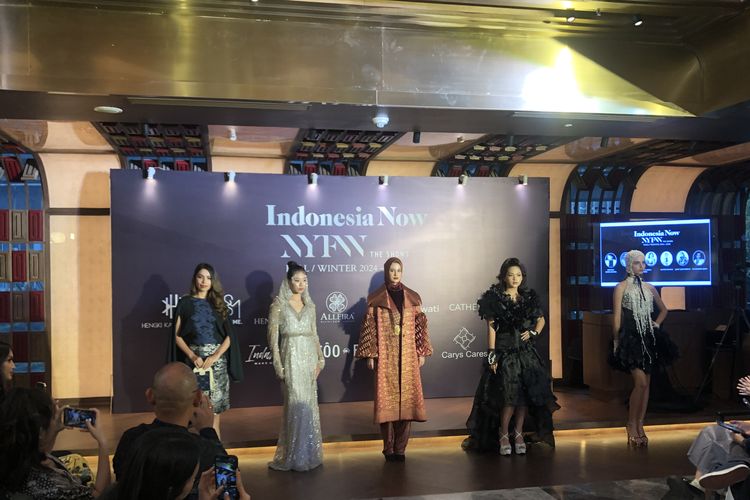 Preview busana yang bakal ditampilkan di New York Fashion Week dari lima desainer Indonesia di Foo Foo Restaurant, Jakarta, Kamis (1/2/2024)