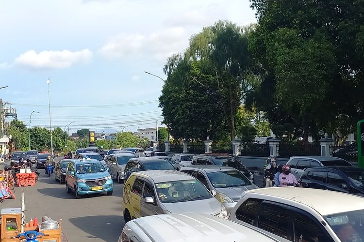 Parkir bus mulai penuh dan jalan sebelum masuk Malioboro terjadi kemacetan pada hari, Rabu (21/12/2022)