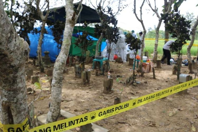 Makam SM (12) siswi kelas VI SDN 5 Karangrejo, Kecamatan Grobogan, Kabupaten Grobogan, Jawa Tengah yang diduga tewas akibat dianiaya teman-teman sebangkunya dibongkar kepolisian, Senin (17/1/2022).