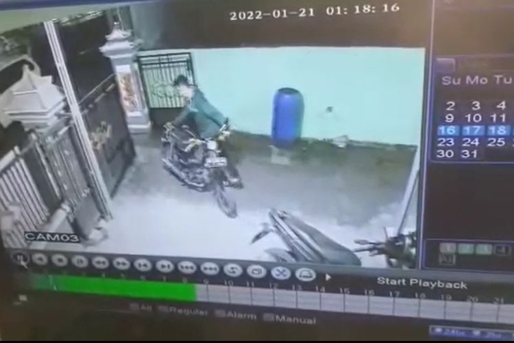 Rekaman CCTV, Modus kost, sepasang kekasih di Ngawi mencuri sepeda motor pemilik kost lainnya. Kejadian tersbeut dialami Devi Puspitaningsih penghuni kost di Kelurahan Karang Tengah, Kabupaten Ngawi