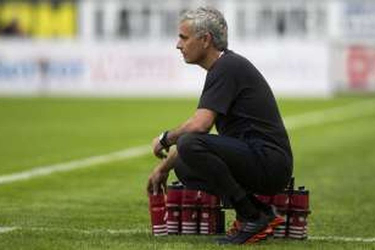 Manajer Manchester United, Jose Mourinho, menyaksikan permainan anak asuhnya dalam laga persahabatan melawan Wigan Athletic di DW stadium pada 16 Juli 2016.
