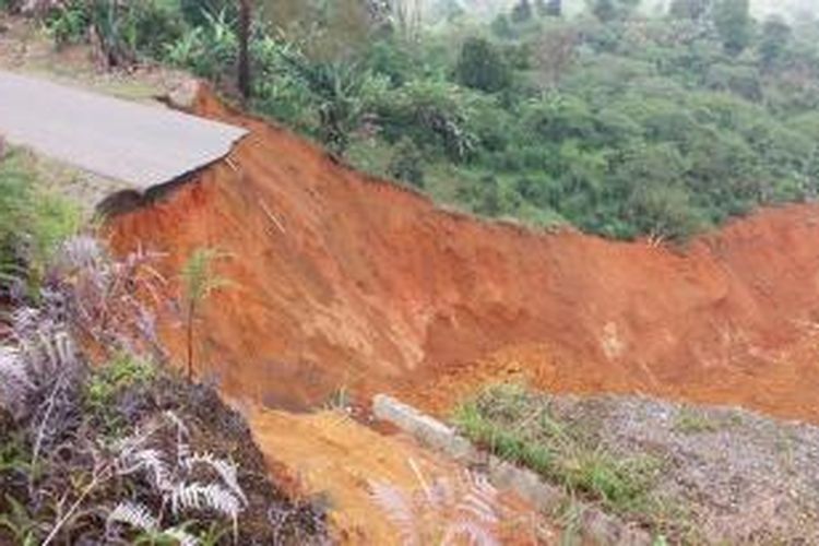 Ruas jalan provinsi Isaq-Peregen, Kecamatan Linge, Aceh Tengah, Aceh, yang ambles akibat hujan deras yang mengguyur daerah itu beberapa hari ini. 
