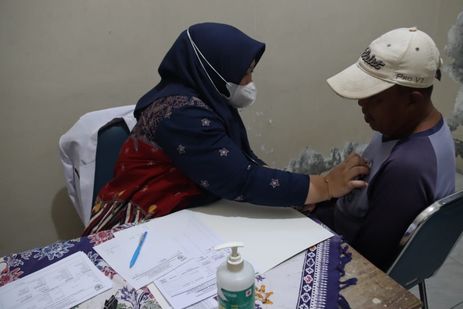 Tanggap Banjir Rob Demak, Pemprov Jateng Berikan Layanan Kesehatan Gratis dan Bantuan Sembako