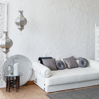 Ilustrasi ruang keluarga bergaya Maroko untuk ide dekorasi Idul Fitri.