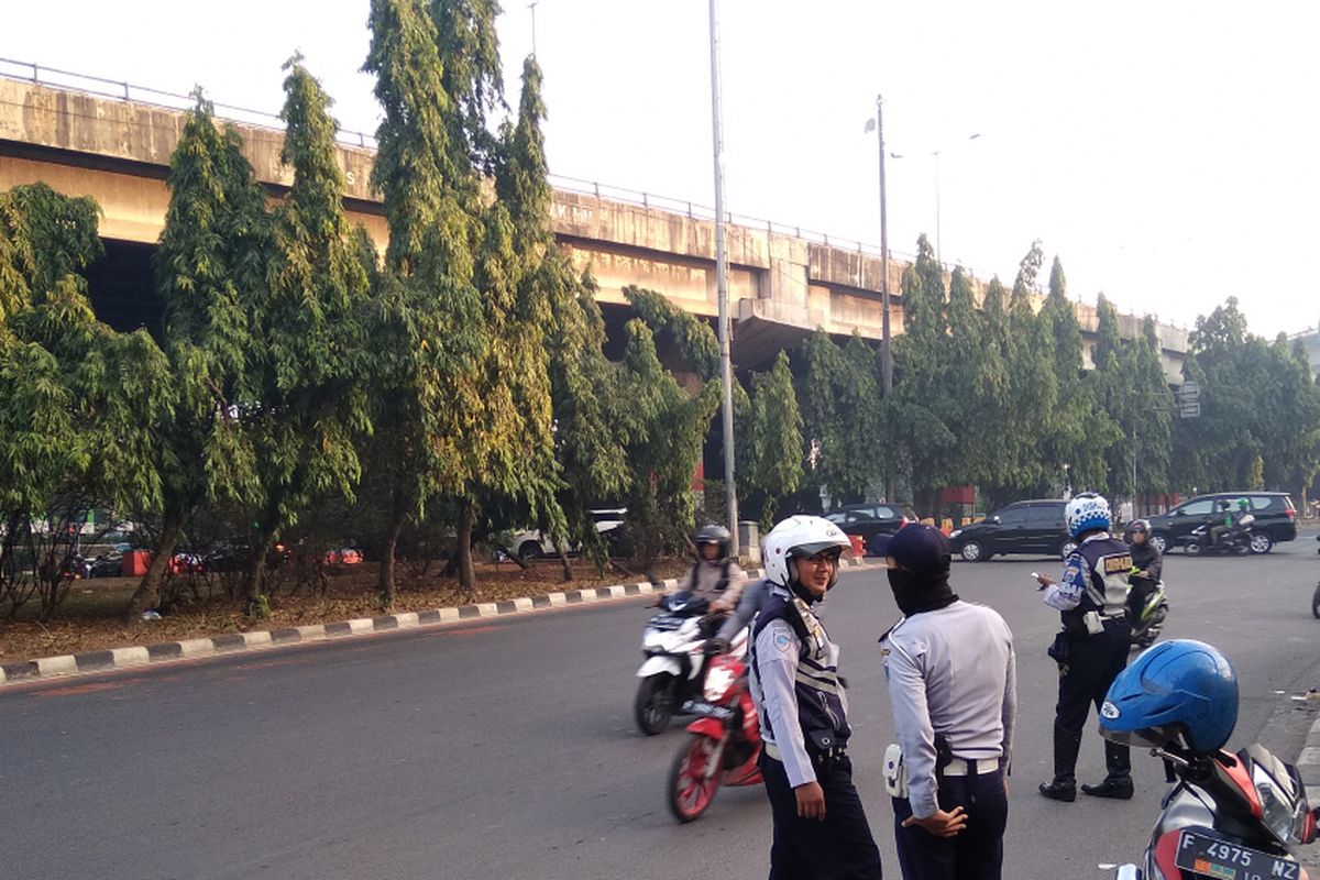 Sejumlah petugas Dinas Perhubungan DKI Jakarta berjaga-jaga di lokasi uji coba penerapan sistem ganjil-genap di Jalan DI Panjaitan, Jakarta Timur, Senin (2/7/2018)