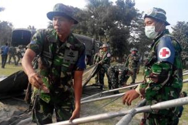 Anggota TNI Angkatan Laut membangun rumah sakit lapangan di lapangan kaki Gunung Kelud, Desa Wates, Kecamatan Wates, Kediri, Jawa Timur untuk penanganan korban erupsi Gunung Kelud