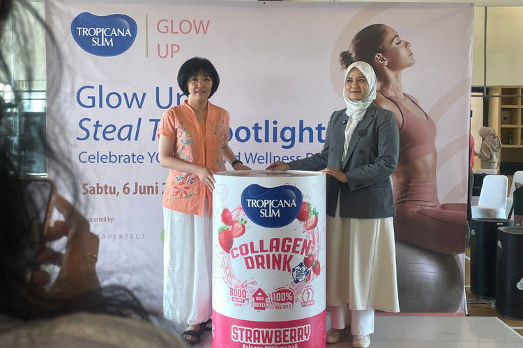 Brand Manager Tropicana Slim Noviana Halim (kiri) dan BAMED Dermatologist, dr. Annisa Anjani Ramadhan, Sp.D.V.E. (kanan) dalam acara Wellness Day Glow Up: Steal the Spotlight yang digelar oleh Tropicana Slim di SANA Studio, Jakarta Selatan pada Sabtu (06/06).