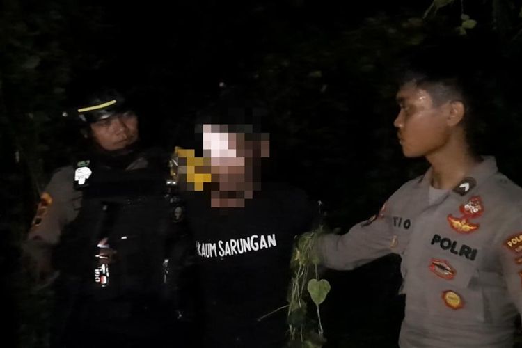 Seorang pencuri ditangkap Tim Sang Penjaga Surakarta (Sparta) Kepolisian Resor Kota (Polresta) Solo. Aksi pengejaran diwarnai penelusuran di Semak Belukar Pekarangan Rumah Kosong, pada Jumat (23/6/2023).