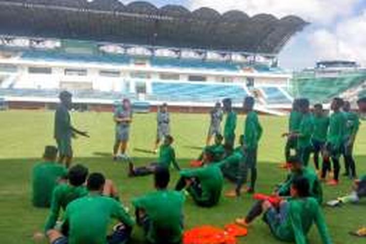 Para pemain Timnas U 19 saat mendapat pengarahan usai uji coba lapangan stadion Maguwoharjo jelang kontra Timnas U19 Filipina