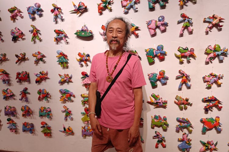 Seniman Daniel Kho dalam pembukaan Pameran Owalah di Bentara Budaya Jakarta
