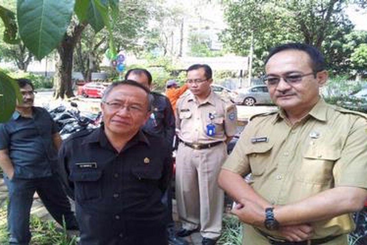 Kepala Dinas Pendidikan Kota bandung Oji Mahroji (kiri) dalam kunjungan di SMA 20 Bandung, Rabu (1/8/2012)