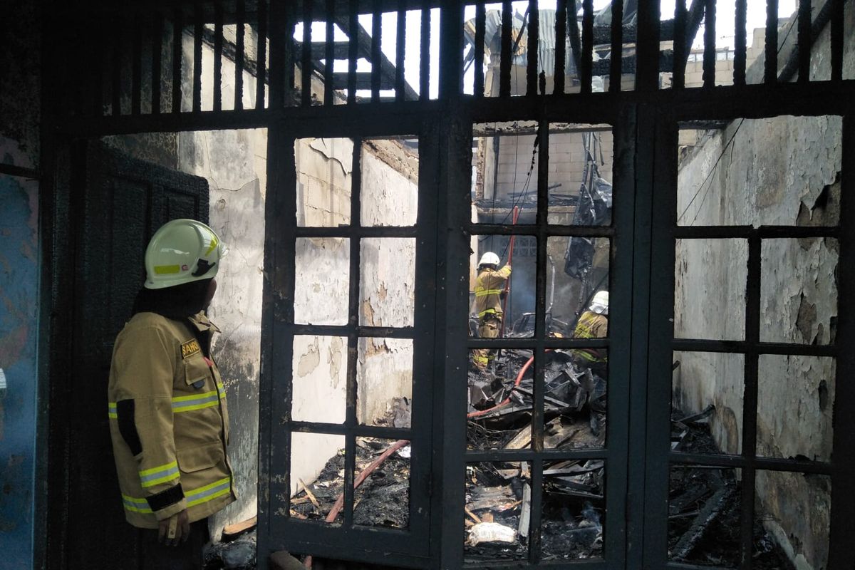 Petugas pemadam kebakaran tengah memadamkan sisa-sisa api di lokasi kejadian di Jalan Antasari, Gang Cempaka III, RT 07 RW 06, Kelurahan Cipete Utara, Kecamatan Kebayoran Baru.