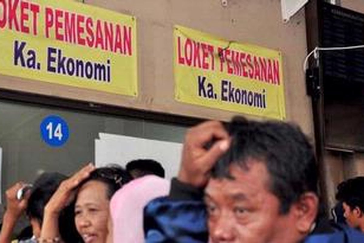 Sejumlah alon pemudik mulai berburu untuk mendapatkan tiket kereta api Lebaran kelas ekonomi t di Stasiun Pasar Senen, Jakarta, Senin (2/7/2012) lalu.  