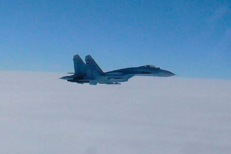 Foto udara menunjukkan jet tempur Sukhoi Su-27 Rusia ketika mendekati pesawat Amerika Serikat (AS) dan Swedia yang mendekati wilayah mereka di Laut Baltik.