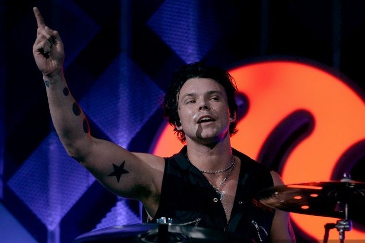 Drummer Ashton Irwin bersama bandnya 5 Seconds of Summer tampil di panggung KISS 108's iHeartRadio Jingle Ball di Boston, Massachusetts, pada 15 Desember 2019. 