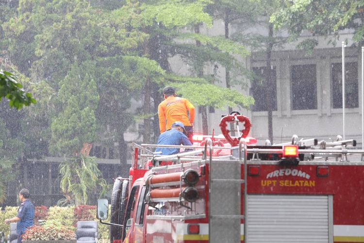 Petugas pemadam kebakaran saat sedang berupaya memadamkan kebakaran Balai Kota Bandung. 