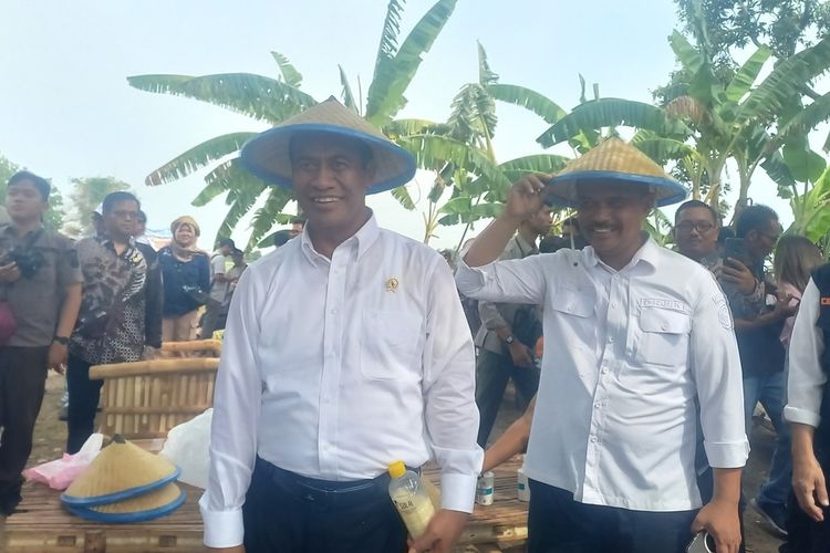 Menteri Pertanian, Andi Amran Sulaiman usai melakukan panen raya padi di Kecamatan Widang, Kabupaten Tuban, Jawa Timur. Kamis (23/11/2023).