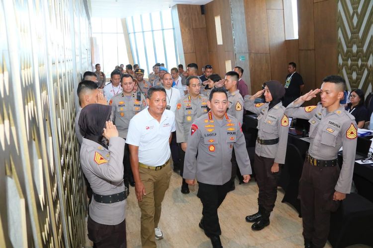 Kapolri Jenderal Polisi Listyo Sigit Prabowo melakukan peninjauan lokasi yang akan digunakan untuk ASEAN Ministerial Meeting on Transnational Crime (AMMTC) ke-17 di Labuan Bajo, Jumat (18/8/2023).