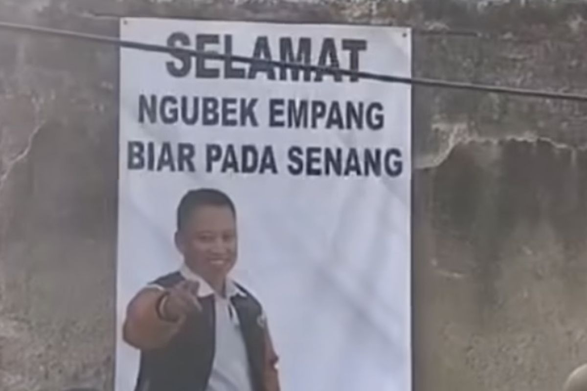 Satpol PP Kota Depok mencopot sejumlah spanduk Supian Suri di daerah Cilodong, Depok, Kamis (16/5/2024).