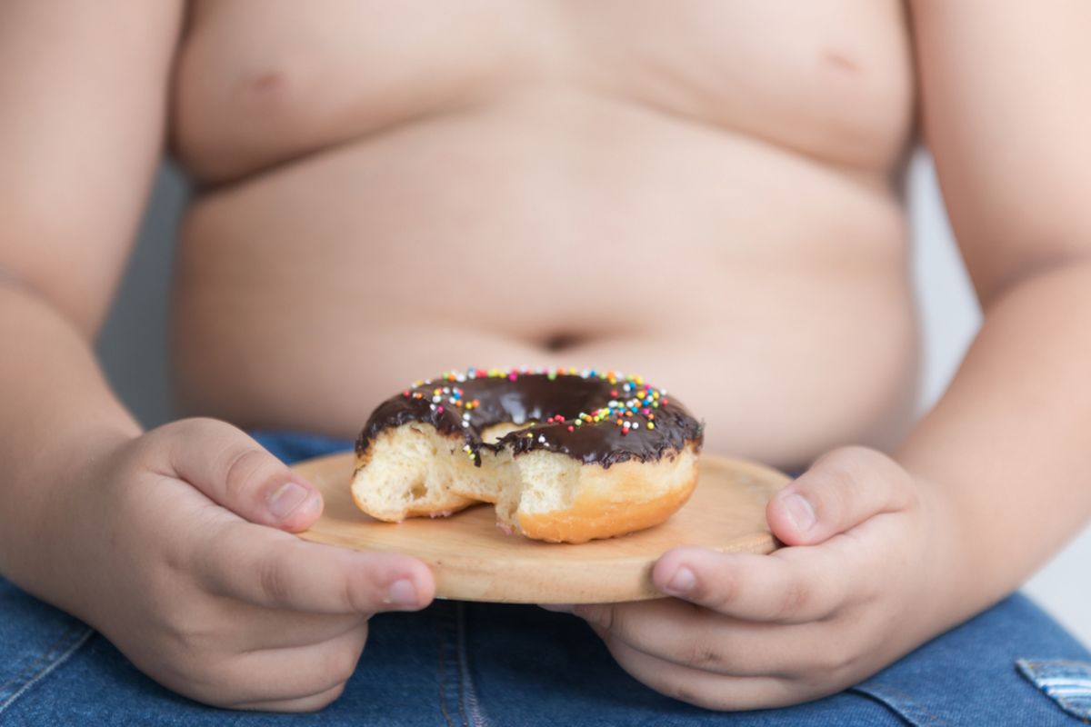 Ilustrasi anak makan makanan manis. Konsumsi gula berlebihan, lebih dari 25 gram per anak per hari, bisa mengakibatkan berbagai dampak negatif jangka panjang pada anak seperti obesitas.