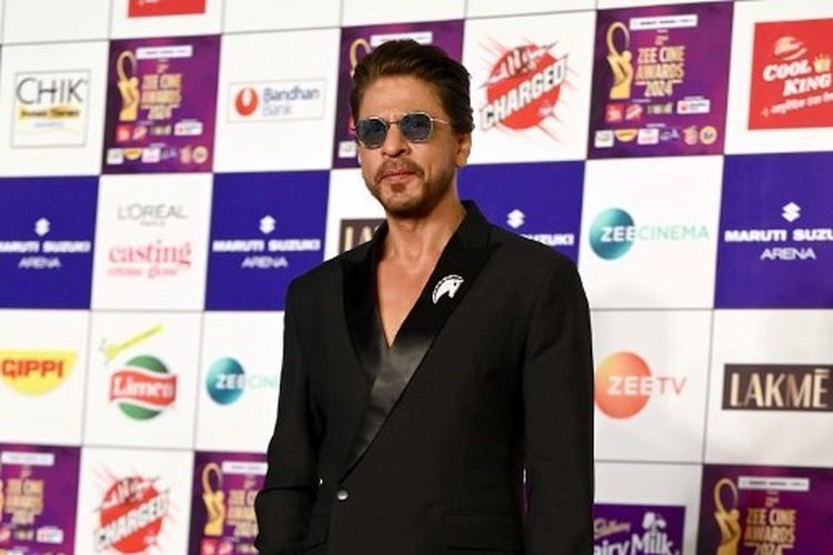 Bintang Bollywood Shah Rukh Khan ketika menghadiri Zee Cine Awards 2024 di Mumbai, India, (10/3/2024).