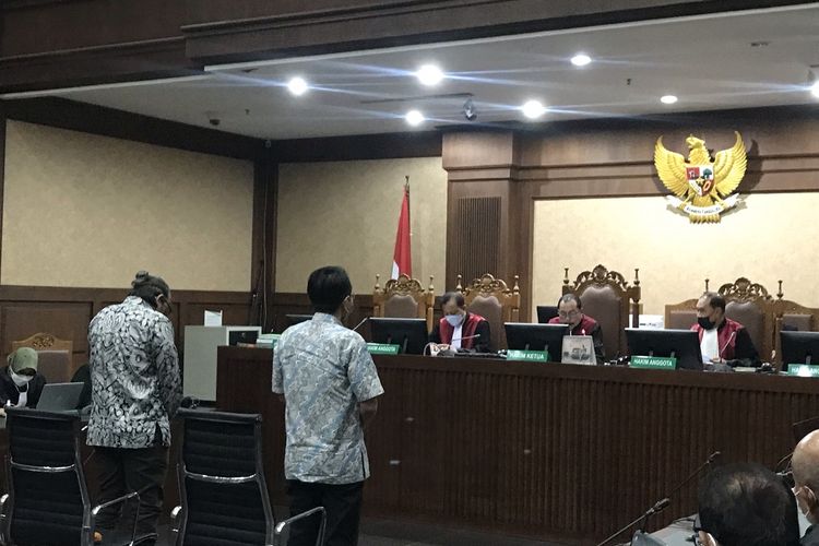 Majelis hakim Pengadilan Tindak Pidana Korupsi (Tipikor) pada Pengadilan Negeri (PN) Jakarta Pusat memvonis dua konsultan pajak PT Gunung Madu Plantations (GMP) Aulia Imran Maghribi dan Ryan Ahmad Ronas masing-masing pidana 2,5 dan 3,5 tahun penjara. Putusan ikut dibacakan dalam persidangan di PN Tipikor Jakarta, Jumat (5/8/2022).