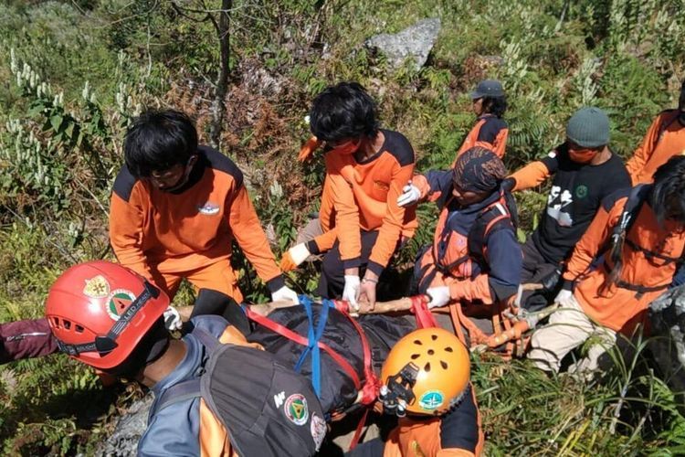 Suasana Timsar mengevakuasi Wawan Kurniawan warga Kelurahan Palampang Bulukumba, tewas di jalur pendakian, Gunung Bawakaraeng,   Kecamatan Tinggimoncong, Kabupaten Gowa, Sulawesi Selatan  Senin (17/8/2020).