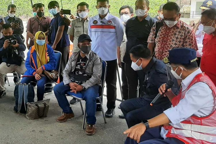 Menteri Perhubungan RI Budi Karya Sumadi bersama Ketua Komisi V DPR RI Lasarus saat berbincang singkat dengan Rahim dan Sauriah di sela-sela meninjau PLBN Entikong, Kabupaten Sanggau, Kalimantan Barat (Kalbar), Minggu (19/9/2021).