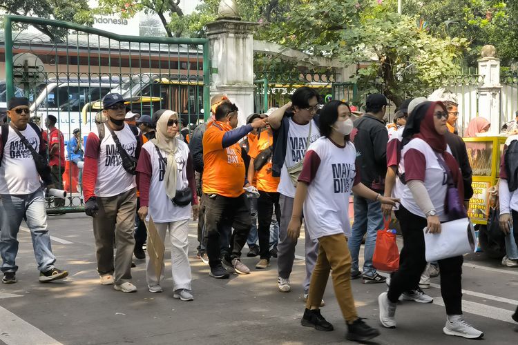 Massa Padati Monas untuk Peringati Hari Buruh, Ada Poster "Prabowo Bersama Buruh"