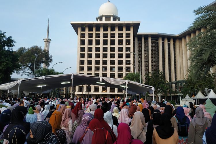 Ribuan orang memadati Masjid Istiqlal, Jakarta Pusat, untuk melaksanakan shalat Idul Fitri pada Senin (2/5/2022) pagi.